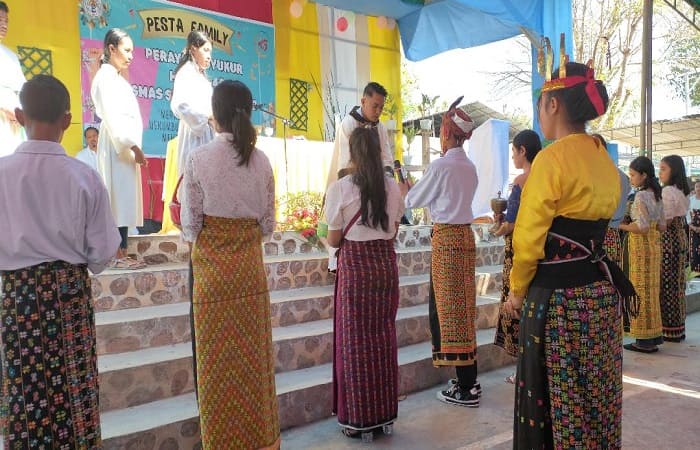 SMAS St Gregorius Reo merayakan Hari Ulang Tahun (HUT) ke-45 di bawah tema merajut kebersamaan, menumbuhkan persaudaraan dan membangun harapan. Perayaan diawali dengan perayaan ekaristi yang berlangsung di halaman sekolah tersebut, Rabu (3/9/2025).