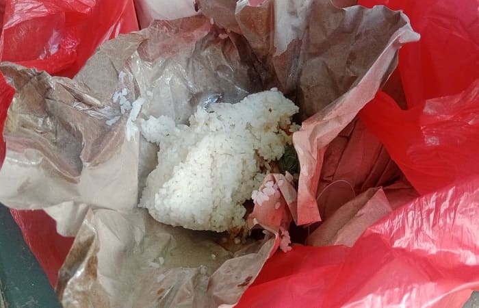 Nasi sudah basi ditemukan di posko bencana Desa Sawu-Mauponggo. 