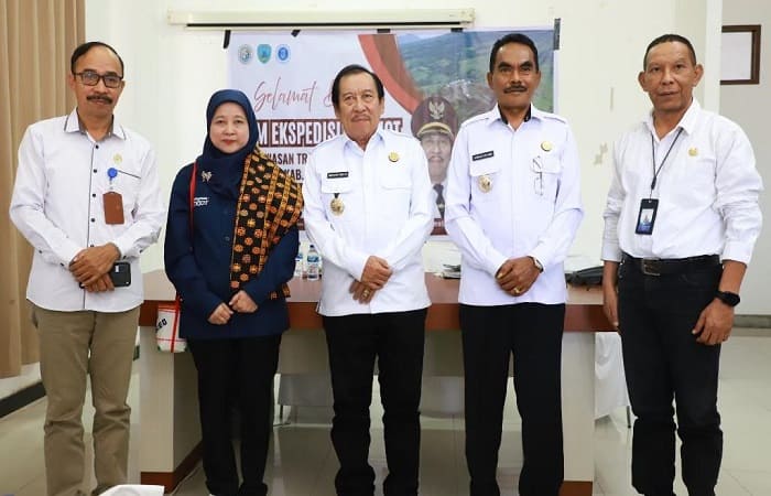 Tim Patriot Ekspedisi Pose Bersama Bupati dan Wakil Bupati Nagekeo.