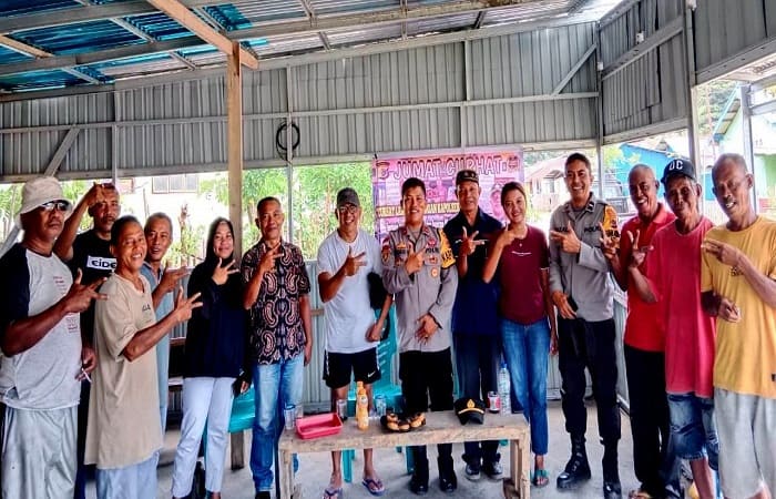 Warga Reok pose bersama usai ikuti pertemuan Jumat Curhat yang menghadirkan Kapolsek Reo Ipda Joko Sugiarto di Gerai Koperasi Merah Putih Kelurahan Wangkung, Jumat (19/9/2025).