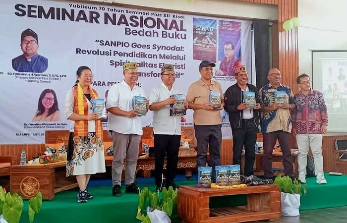 Dari kiri ke kanan: M. Mantovanny Tapung, RD. Fransiskus H. Warman,  Romanus Ndau, Benny K. Harman; RD. Agustinus Manfred Habur, Jonas K,G.D, Gobang,  dan Fransiska Widyawati, berpose bersama usai bedah buku di Aula Seminari Sanpio Kisol, Sabtu (6/9/2025). Foto Istimewa.