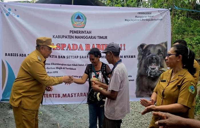 Wabup Tarsisius Sjukur saat sosialisasi bahaya Rabies di Kecamatan Borong. 