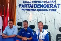 Ketua Panitia Rakerda, Ignasius Hapu Karanjawa (tengah), Komite Pengarah Rakerda, Paskalis Jurman Angkur (Jaket) dan Sekretaris Panitia, Yosty Meol