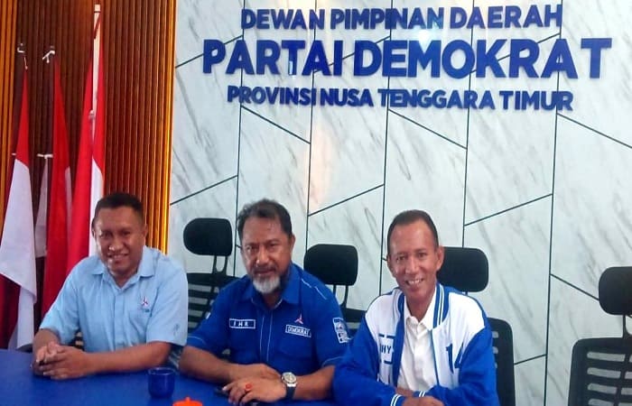 Ketua Panitia Rakerda, Ignasius Hapu Karanjawa (tengah), Komite Pengarah Rakerda, Paskalis Jurman Angkur (Jaket) dan Sekretaris Panitia, Yosty Meol