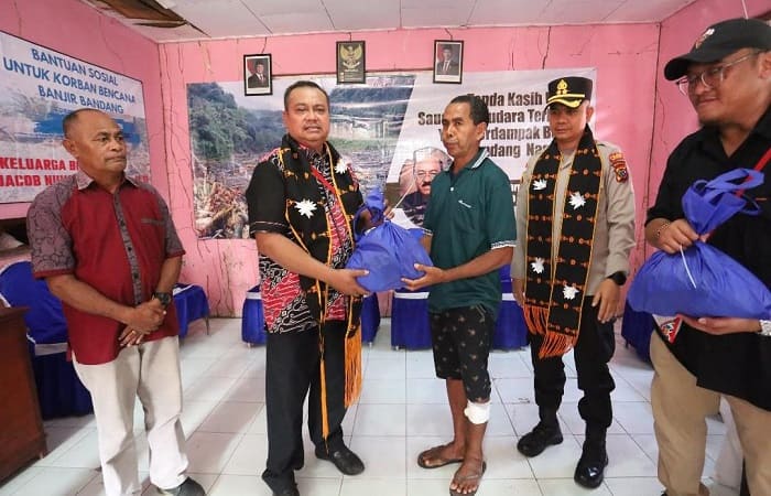 William Yani Wea, perwakilan keluarga (alm.) Jacob Nuwa Wea menyerahkan paket bantuan kepada salah satu keluarga yang tertimpa bencana Mauponggo.