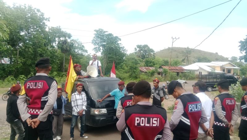 PMKRI Cabang Ende lakukan aksi di Mapolres Nagekeo.