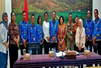 Komnas Perempuan pose bersama pejabat Pemkab Sikka.