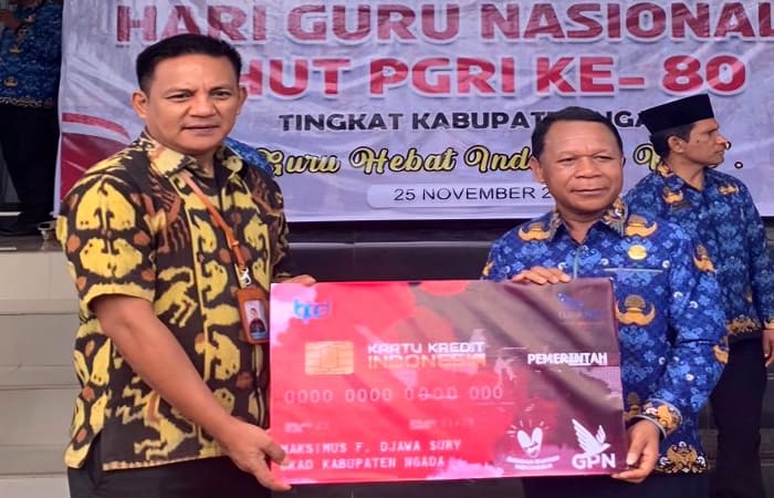 Kepala Bank NTT Cabang Bajawa, Devideris Delby Sony Harri Seso (kiri) menyerahkan simbolis kartu kredit kepada Bupati Ngada, Raymundus Bena.