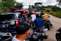 Antrean panjang di SPBU Mano, Jalan trans Flores, Rabu (26/11/2025).


