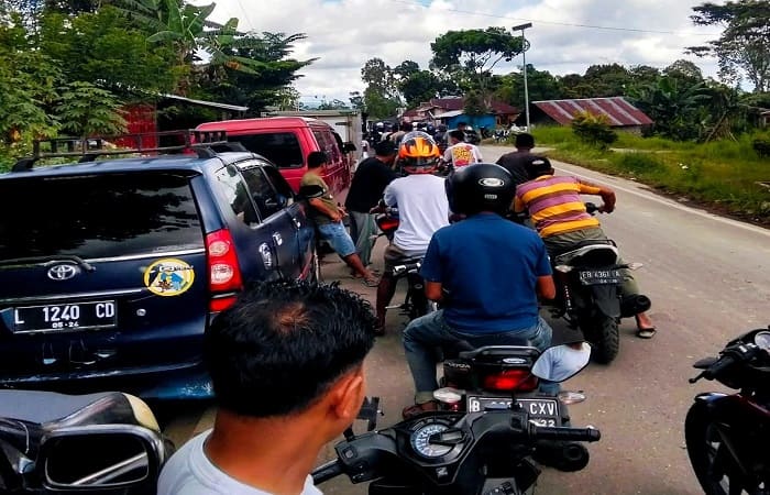 Antrean panjang di SPBU Mano, Jalan trans Flores, Rabu (26/11/2025).

