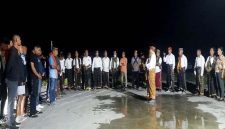 Jubir IKM Ende, Inosensius Jehatu sambut Kontingen ETMC Persematim Manggarai Timur secara adat di Lapangan Pu’umbara, Kamis (6/11/2025).