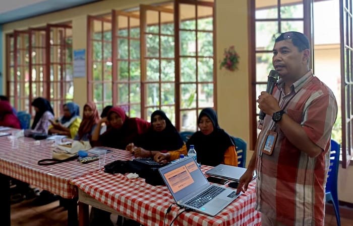 Direktur LNBM Kanisius Teobaldus Deki, S.Fil, M.Th  membawakan materi Road Map dan Assessment Usaha KTH Berbasis Analisis SWOT di Aula Pondok SVD Riung, Senin (1/12/2025). Foto Istimewa. 