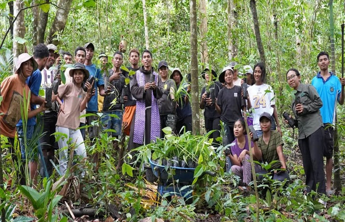 Pater Rolan OFM bersama OMK Stasi Santo Fransiskus Asisi menanam anakan pohon di mata air MbaWarani, Desa Nginamanu, Kecamatan Wolomeze, Kabupaten Ngada,Senin (15/12/2025)