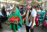 Mgr. Maksimus Regus menyerahkan bantuan sembako peduli Kasih Natal kepada seorang ibu di Siru  Wae Nakeng, Rabu (17/12/2025). (Foto RD. Frans Nala)