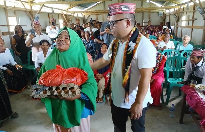 Mgr. Maksimus Regus menyerahkan bantuan sembako peduli Kasih Natal kepada seorang ibu di Siru  Wae Nakeng, Rabu (17/12/2025). (Foto RD. Frans Nala)