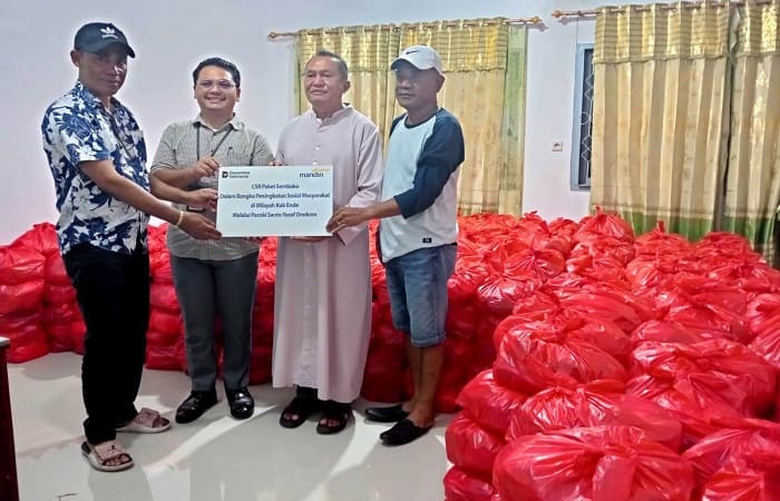 Penyerahan Paket sembako CSR bank Mandiri di Paroki Onekore, Senin (22/12/2025).