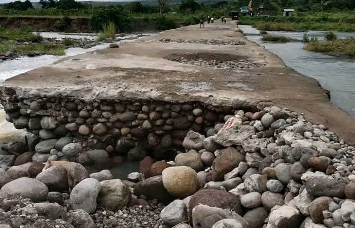 Cross Way Wae Musur di Kecamatan Rana Mese yang rusak dihantam banjir.