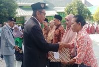 Wabup Domi M. Mere (kiri) serahkan SK Purna Bhakti Kepada ASN Lingkup Kemenag Ende, Sabtu (3/1/2026).