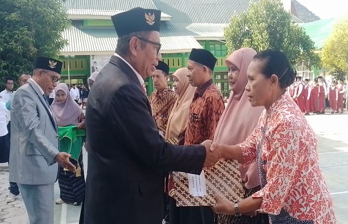 Wabup Domi M. Mere (kiri) serahkan SK Purna Bhakti Kepada ASN Lingkup Kemenag Ende, Sabtu (3/1/2026).