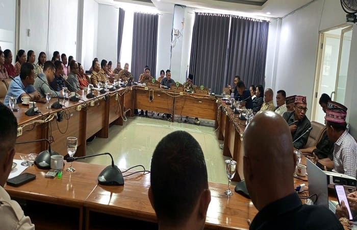 Guru-guru sekolah swata ketika lakukan rapat dengan pendapat dengan DPRD Manggarai Barat.