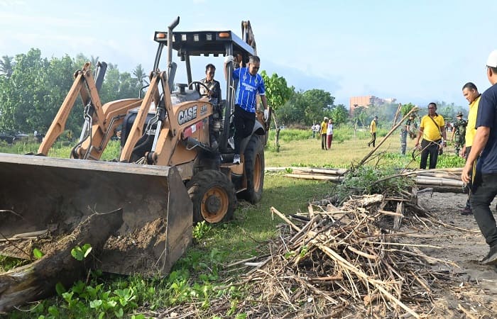 Bupati Mabar (baju biru) saat kegiatan bersih bersama di Labuan Bajo, Jumat (6/2/2026). Dokumen Forkopimda Mabar.