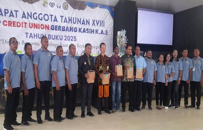 Wakil Bupati Ende, Dominikus Minggu  Mere (ke-6 dari kanan) pose bersama usai membuka RAT CU Gerbang Kasih KAE, Sabtu (21/2/2026) di Auditorium H.J. Gadi Djou.