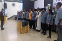Sekretaris Puskopcuina, Simon Jaang (depan) melantik pengurus dan pengawas CU Gerbang Kasih Keuskupan Agung Ende masa bakti 2026-2028, Sabtu (21/2/2026) di Auditorium H.J.Gadi Djou.