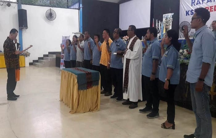 Sekretaris Puskopcuina, Simon Jaang (depan) melantik pengurus dan pengawas CU Gerbang Kasih Keuskupan Agung Ende masa bakti 2026-2028, Sabtu (21/2/2026) di Auditorium H.J.Gadi Djou.