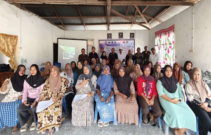 Para peserta menyatakan komitmen untuk menyukseskan produksi olahan abon ikan cara, produk salome ikan dan aneka produk lainnya di Kantor Desa Pontianak, Kamis (12/2/2026). Foto Kordianus Larum.