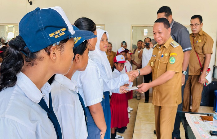 Bupati Ngada, Raymundus Bena serahkan PIP daerah.