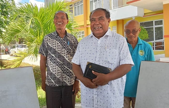 Ketua Yayasan Sukma, Romo Simon Nama Pr  (baju putih)  memberikan keterangan pers, Rabu (11/2/2026).