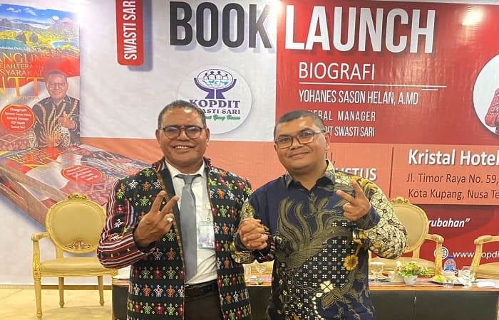 Direktur LNBM Kanisius Teobaldus Deki, S.Fil, M.Th (kanan)  saat launching Buku Bangun Kesejahteraan Masyarakat  NTT untuk Indonesia di Kupang tahun 2023. (foto dokumen pribadi).