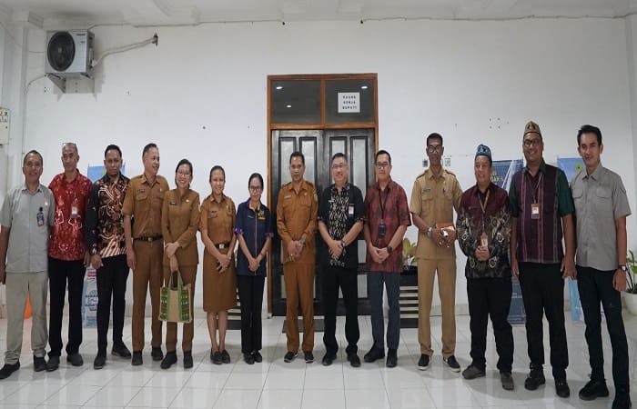 Deputi Bidang Pengembangan Destinasi dan Infrastruktur Kementerian Pariwisata Republik Indonesia pose dengan pejabat Pemkab Mabar dan Badan Pelaksana Otorita Labuan Bajo Flores di Labuan Bajo baru-baru ini.