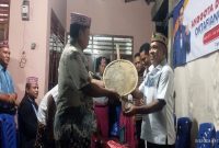 Bupati Edistasius Endi (kanan) menyerahkan perlengkapan caci kepada Ketua IKM Ende, Antonius Gambur, Selasa (10/3/2026).