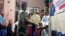 Bupati Edistasius Endi (kanan) menyerahkan perlengkapan caci kepada Ketua IKM Ende, Antonius Gambur, Selasa (10/3/2026).