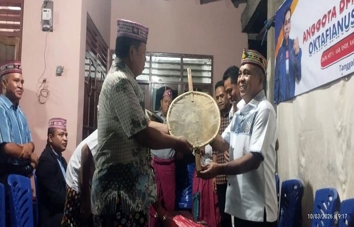 Bupati Edistasius Endi (kanan) menyerahkan perlengkapan caci kepada Ketua IKM Ende, Antonius Gambur, Selasa (10/3/2026).