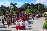 Umat Katolik Paroki Santo Yoef  Onekore berarak menuju gedung gereja mengikuti perayaan ekaristi Minggu Palma, Minggu (29/3/2026). (foto; Anton Harus)