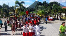 Umat Katolik Paroki Santo Yoef  Onekore berarak menuju gedung gereja mengikuti perayaan ekaristi Minggu Palma, Minggu (29/3/2026). (foto; Anton Harus)