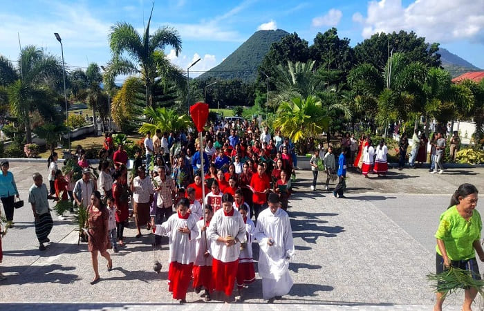 Umat Katolik Paroki Santo Yoef  Onekore berarak menuju gedung gereja mengikuti perayaan ekaristi Minggu Palma, Minggu (29/3/2026). (foto; Anton Harus)
