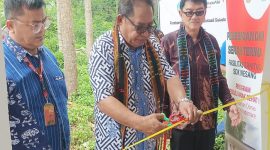Bupati Manggarai Timur Agas Andreas saat peresmian air minum di SDK Wesang. 