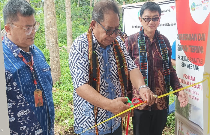 Bupati Manggarai Timur Agas Andreas saat peresmian air minum di SDK Wesang. 
