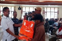 wakil Bupati Ngada, Bernadinus Dhey Ngebu menyerahkan life jacket kepada nelayan di Kabupaten Ngada, Rabu (15/4/2026).