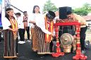 Bupati Manggarai Timur, AgasAndreas memukul gong pembukaan expo pendidikan,Selasa (28/4/2026).