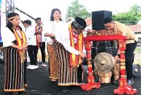 Bupati Manggarai Timur, AgasAndreas memukul gong pembukaan expo pendidikan,Selasa (28/4/2026).