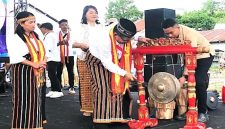 Bupati Manggarai Timur, AgasAndreas memukul gong pembukaan expo pendidikan,Selasa (28/4/2026).