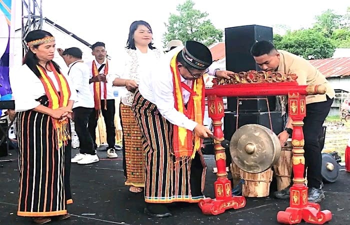 Bupati Manggarai Timur, AgasAndreas memukul gong pembukaan expo pendidikan,Selasa (28/4/2026).