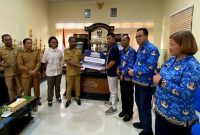 Marketing Communication Kompas.com, Rizki Ardiansyah mewakili pembaca Kompas.com menyerahkan secara simbolis bantuan peralatan sekolah untuk lima sekolah di Kabupaten Ngada, kepada Wabup, Bernadinus Dhey, Senin (27/4/2026).