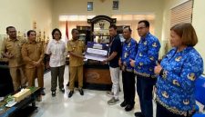 Marketing Communication Kompas.com, Rizki Ardiansyah mewakili pembaca Kompas.com menyerahkan secara simbolis bantuan peralatan sekolah untuk lima sekolah di Kabupaten Ngada, kepada Wabup, Bernadinus Dhey, Senin (27/4/2026).