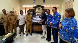 Marketing Communication Kompas.com, Rizki Ardiansyah mewakili pembaca Kompas.com menyerahkan secara simbolis bantuan peralatan sekolah untuk lima sekolah di Kabupaten Ngada, kepada Wabup, Bernadinus Dhey, Senin (27/4/2026).