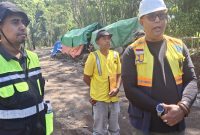 Raymond Togo didampingi Noldy Tukan berikan keterangan pers terkait pengerjaan jalan Wolokela-Late, Jumat (10/4/2026).